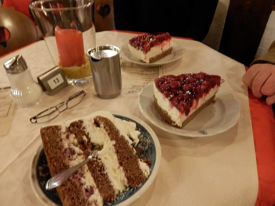 teller-fast-zu-klein Schwatzwälder Kirschtorte Wasserschloß Glatt.jpg