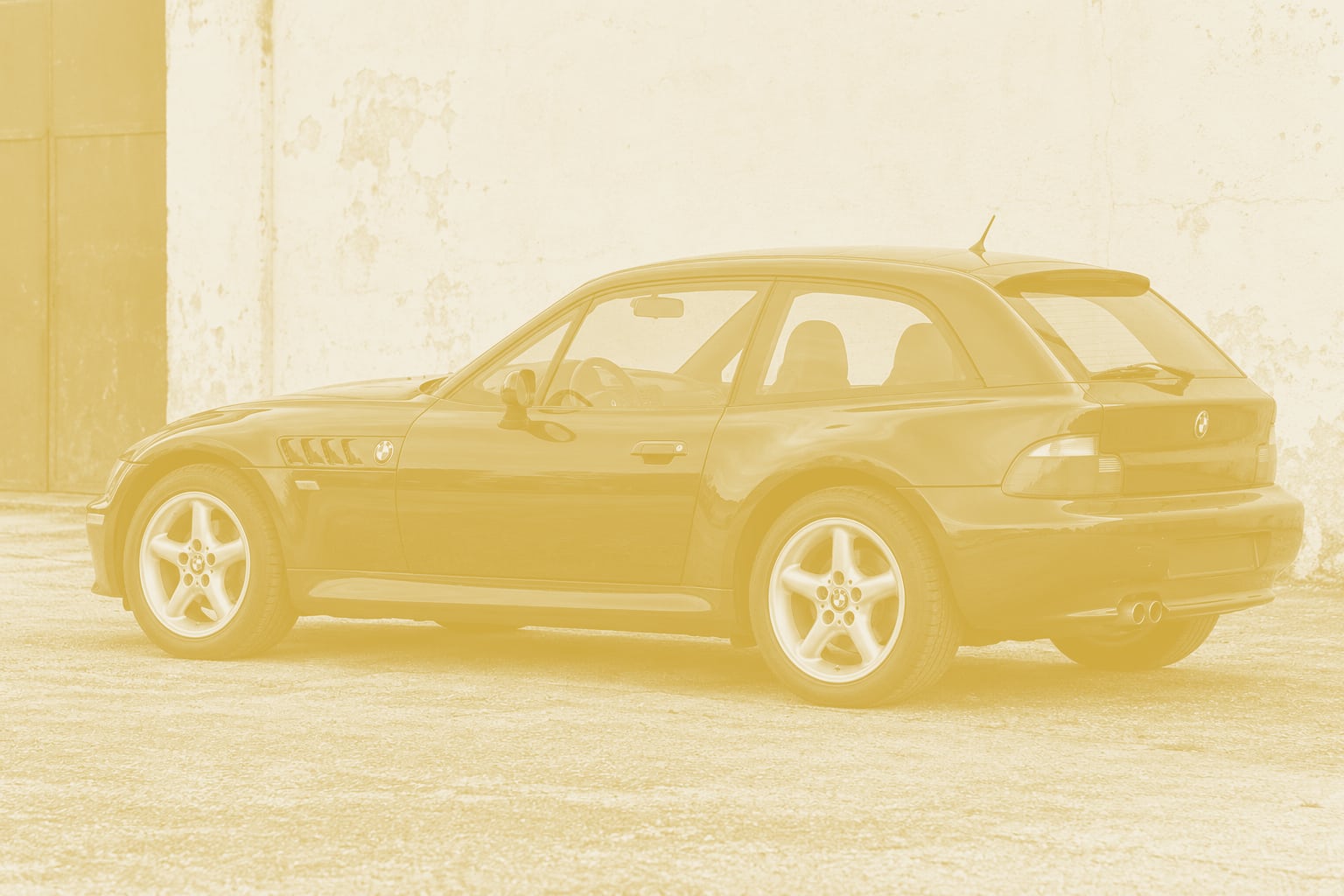 BMW Z3 Coupé von schräg hinten mit geschlossenem Dach und markanter Heckklappe.