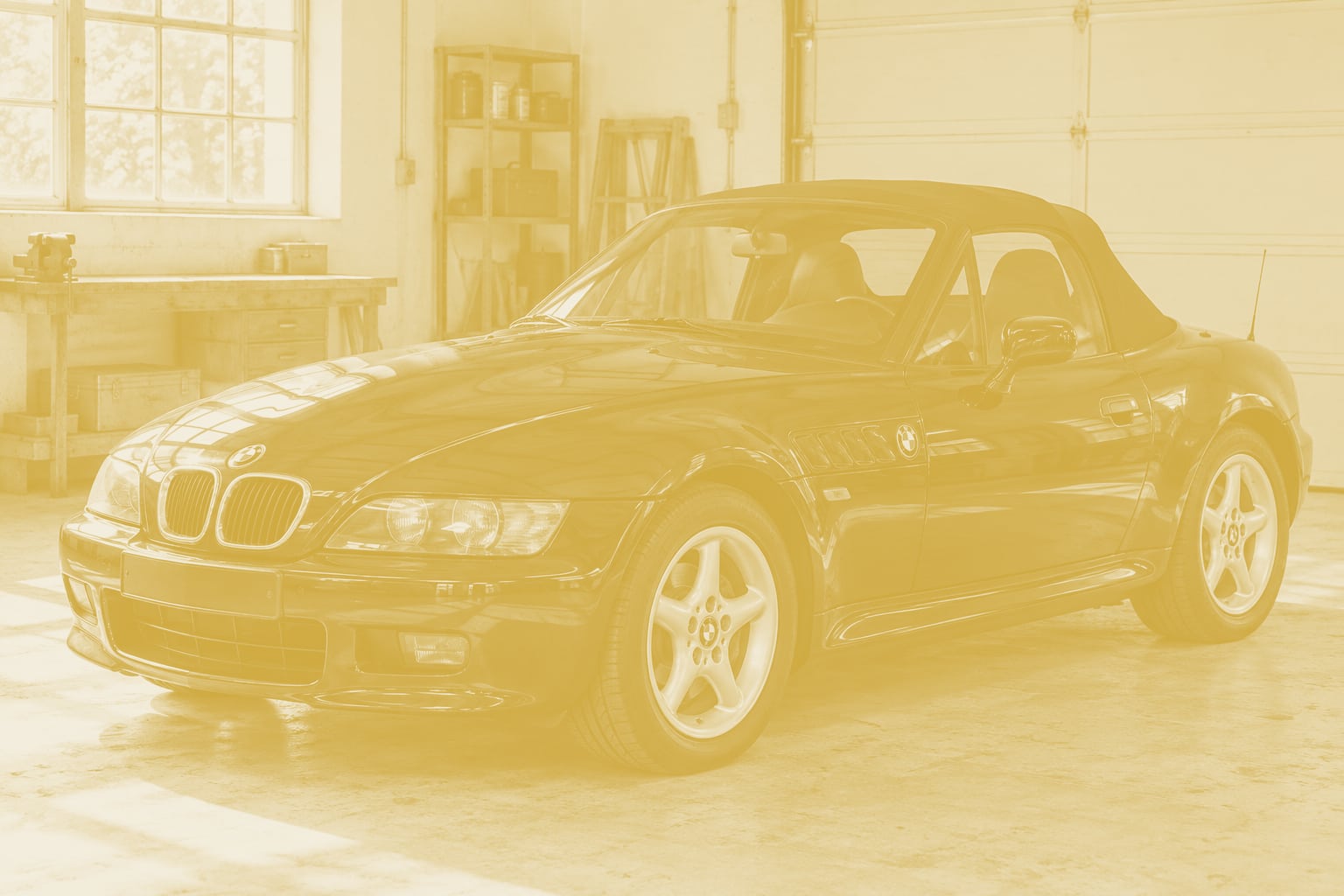 Z3 Roadster mit geschlossenem schwarzem Verdeck in einer trockenen einfachen Garage.