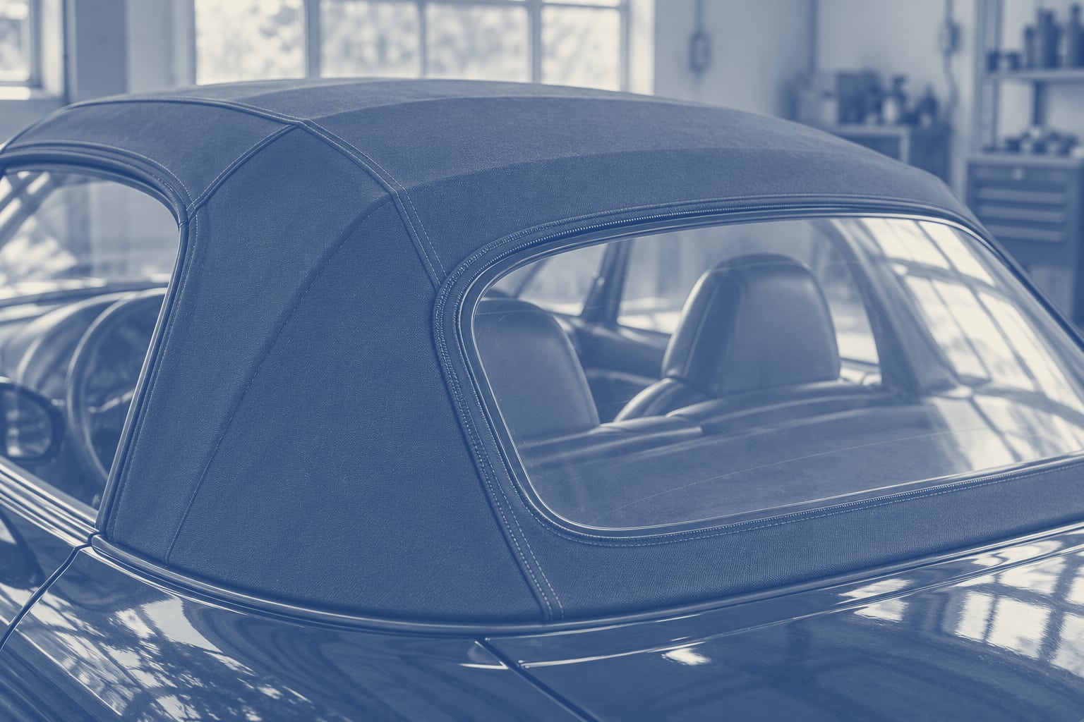 Kunststoff-Heckscheibe mit sichtbarem Stoffanschluss und Naht am Z3 Roadster.