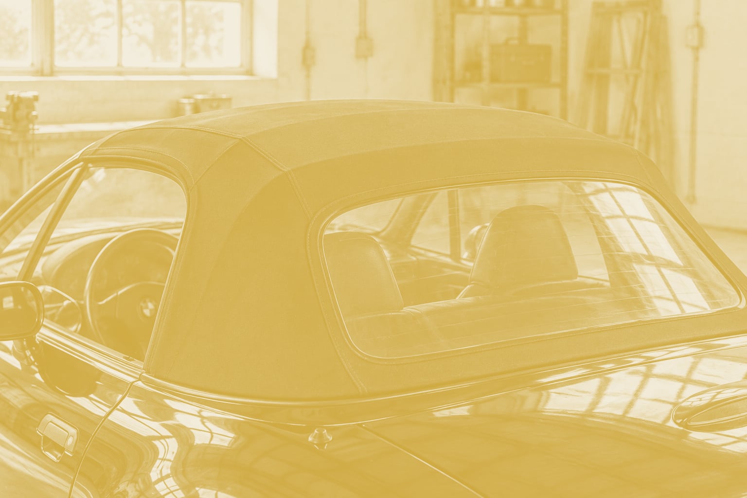 Geschlossenes Stoffverdeck des Z3 Roadster mit Nähten und Kunststoffheckscheibe.